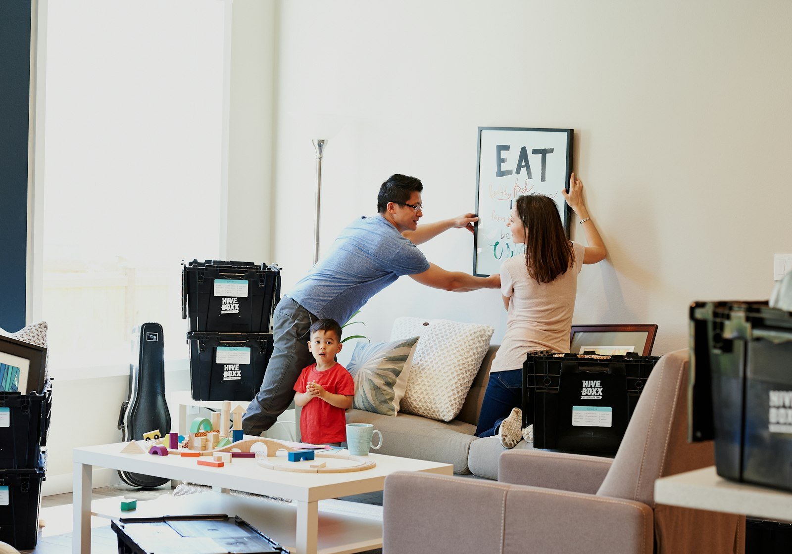 Een gezin richt samen een nieuwe woning in