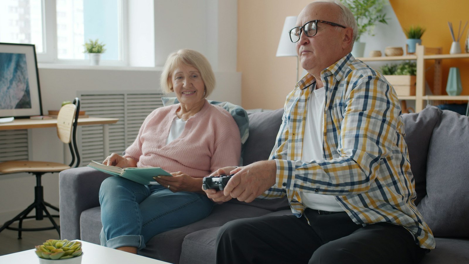 Een ouder stel ontspant samen in de woonkamer