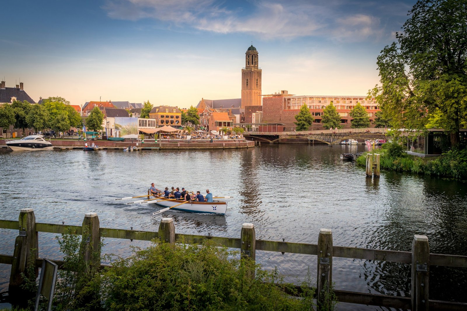 Zwolle vanaf het water, met de Peperbus in de verte